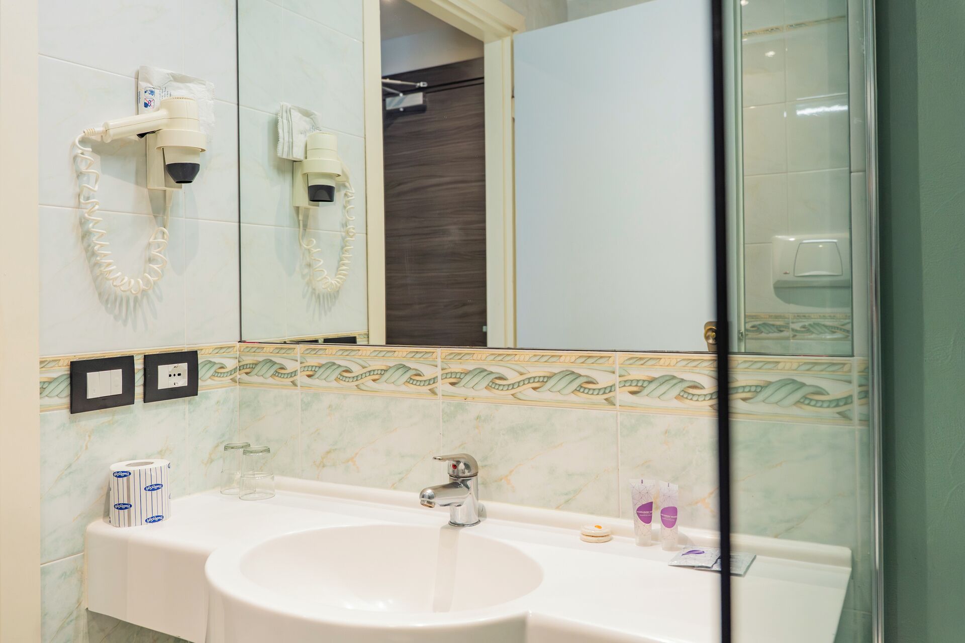 deluxe double or twin room | bathroom | combined shower/bathtub, free toiletries, hair dryer, bidet