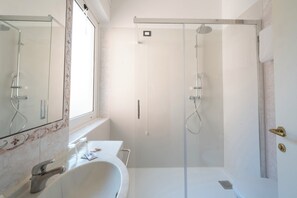 Chambre Supérieure Double ou avec lits jumeaux, balcon | Salle de bain | Ensemble douche/baignoire, articles de toilette gratuits, sèche-cheveux