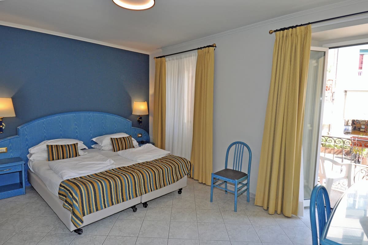 Quarto casal ou duplo luxo, sacada | 1 quarto, cofres nos quartos, individualmente mobiliados, escrivaninha