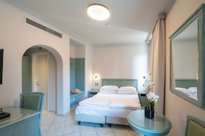 Quarto triplo executivo | 1 quarto, cofres nos quartos, individualmente mobiliados, escrivaninha