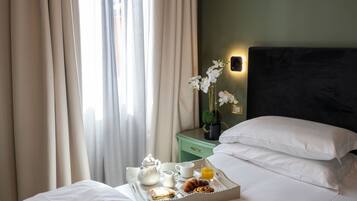 Camera Deluxe con letto matrimoniale o 2 letti singoli | Una cassaforte in camera, con arredamento individuale, una scrivania
