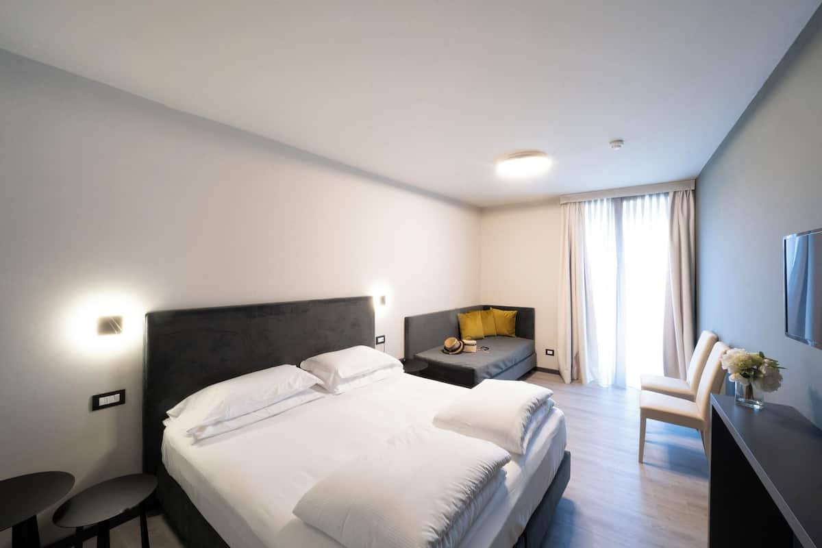 Quarto triplo executivo | 1 quarto, cofres nos quartos, individualmente mobiliados, escrivaninha