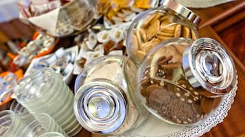 Ein Tisch mit verschiedenen Gläsern, die unterschiedliche Lebensmittel enthalten, vermutlich für ein Buffet oder eine Catering-Veranstaltung.