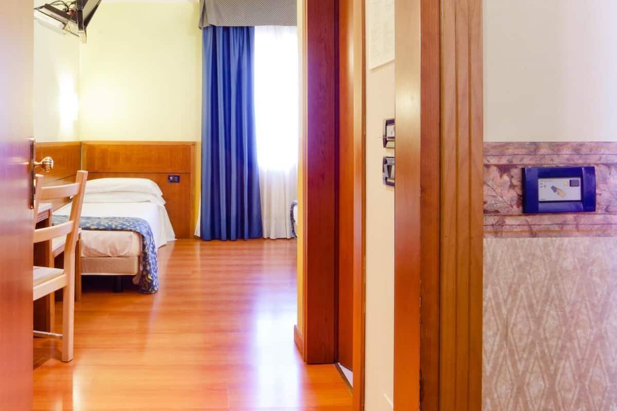 Down comforters, in-room safe, desk, blackout drapes