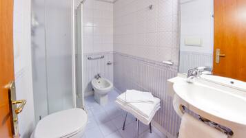 Dusche, kostenlose Toilettenartikel, Haartrockner, Bidet