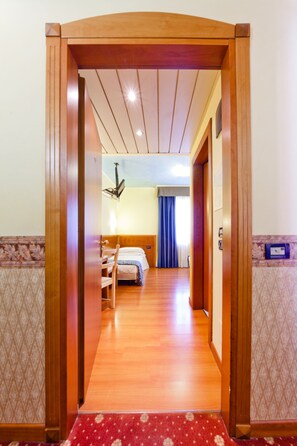 Couette en duvet, coffre-fort, bureau, rideaux d’obscurcissement