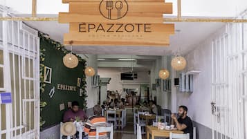 Se sirven desayunos, comidas y cocina internacional
