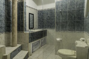 Dusche, Regendusche, Haartrockner, Handtücher