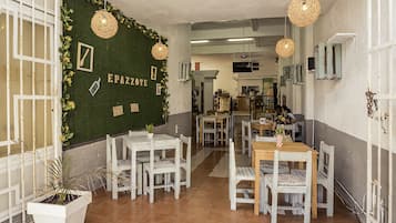 Serveert ontbijt en lunch, internationale gerechten