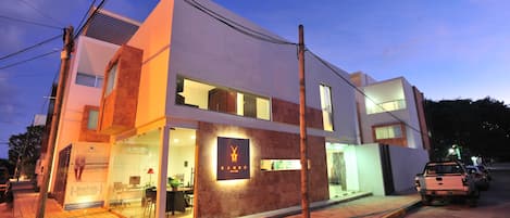 Vista frontal de la propiedad por la tarde o noche