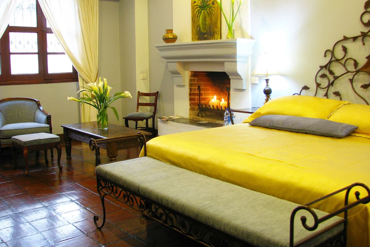 Junior Suite, 1 King Bed - Street side | 1 slaapkamer, luxe beddengoed, donzen dekbedden, Tempur Pedic-bedden