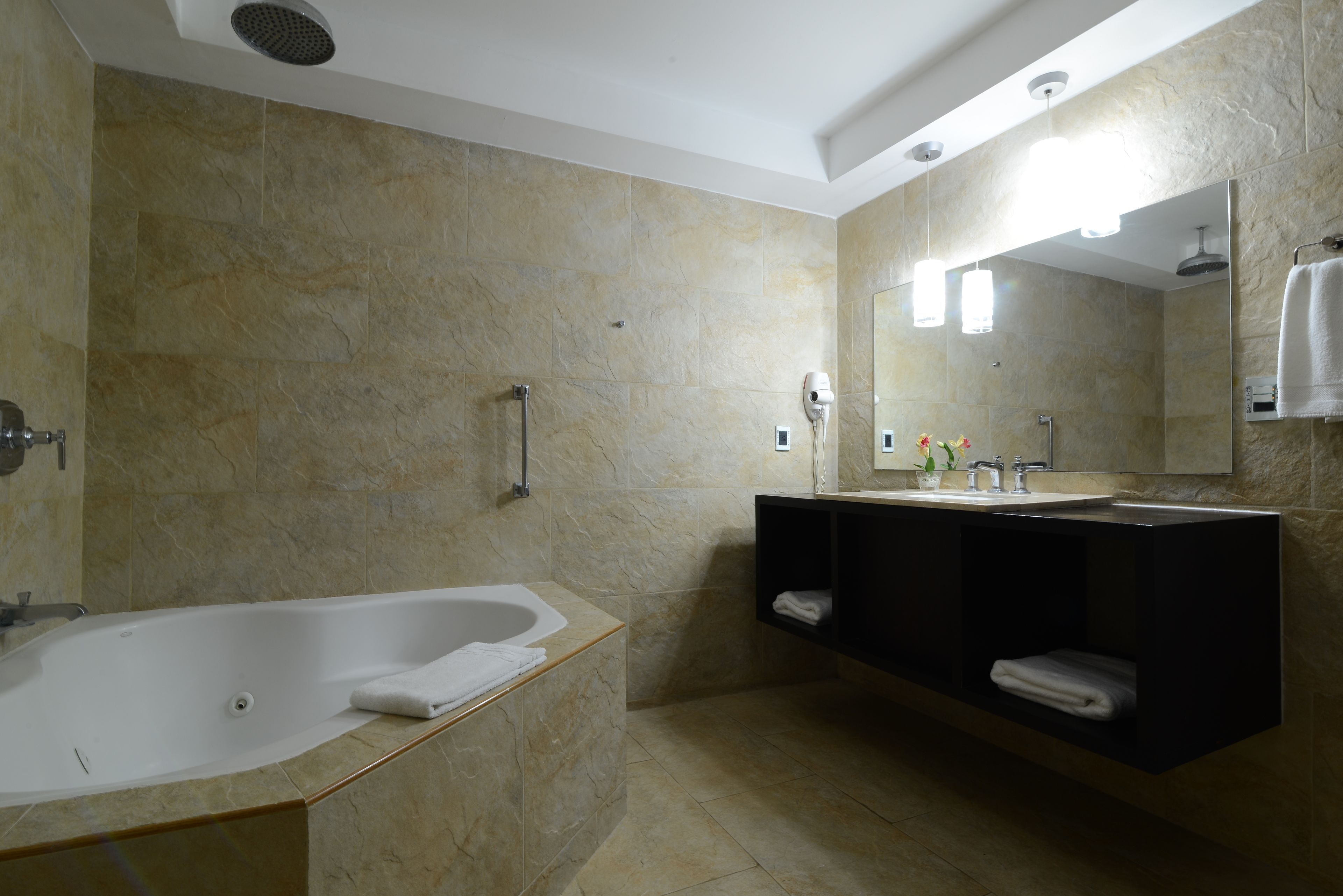 Ein modernes Badezimmer mit einer freistehenden Badewanne, einem Waschtisch mit Spiegel und einer Duschkabine.