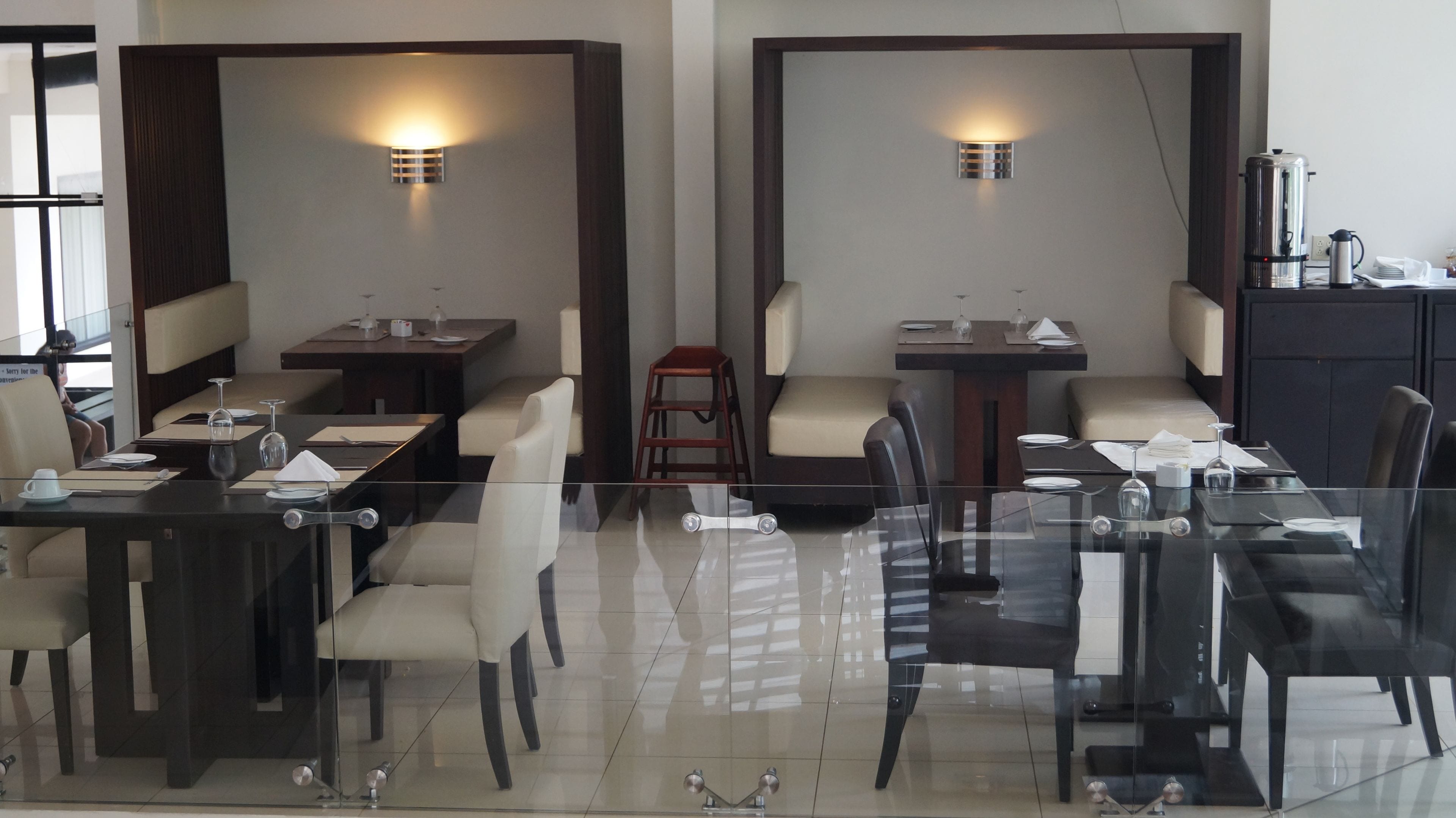 breakfast, lunch, dinner served; international cuisine