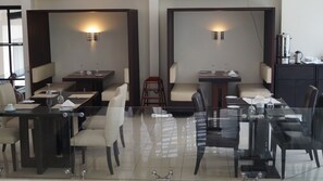 Serveert ontbijt, lunch, diner, internationale gerechten 