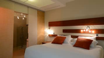 Une chambre moderne avec un grand lit, une tête de lit en bois et des lampes de chevet.