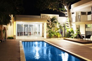 Una piscina al aire libre