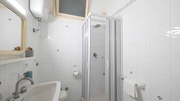 Economy tweepersoonskamer | Badkamer | Een douche, milieuvriendelijke toiletartikelen, een haardroger