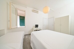 Superior Triple Room | Desk, blackout drapes, cribs/infant beds, free WiFi - Hotel Villa Diana (Ischia)