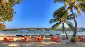 En la playa, playa de arena blanca y camas de playa gratuitas 