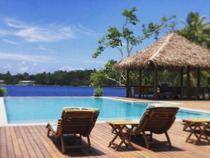 Kolam renang outdoor, dengan kursi berjemur
