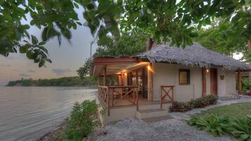 Beachfront Lagoon Villa | Terrace/patio