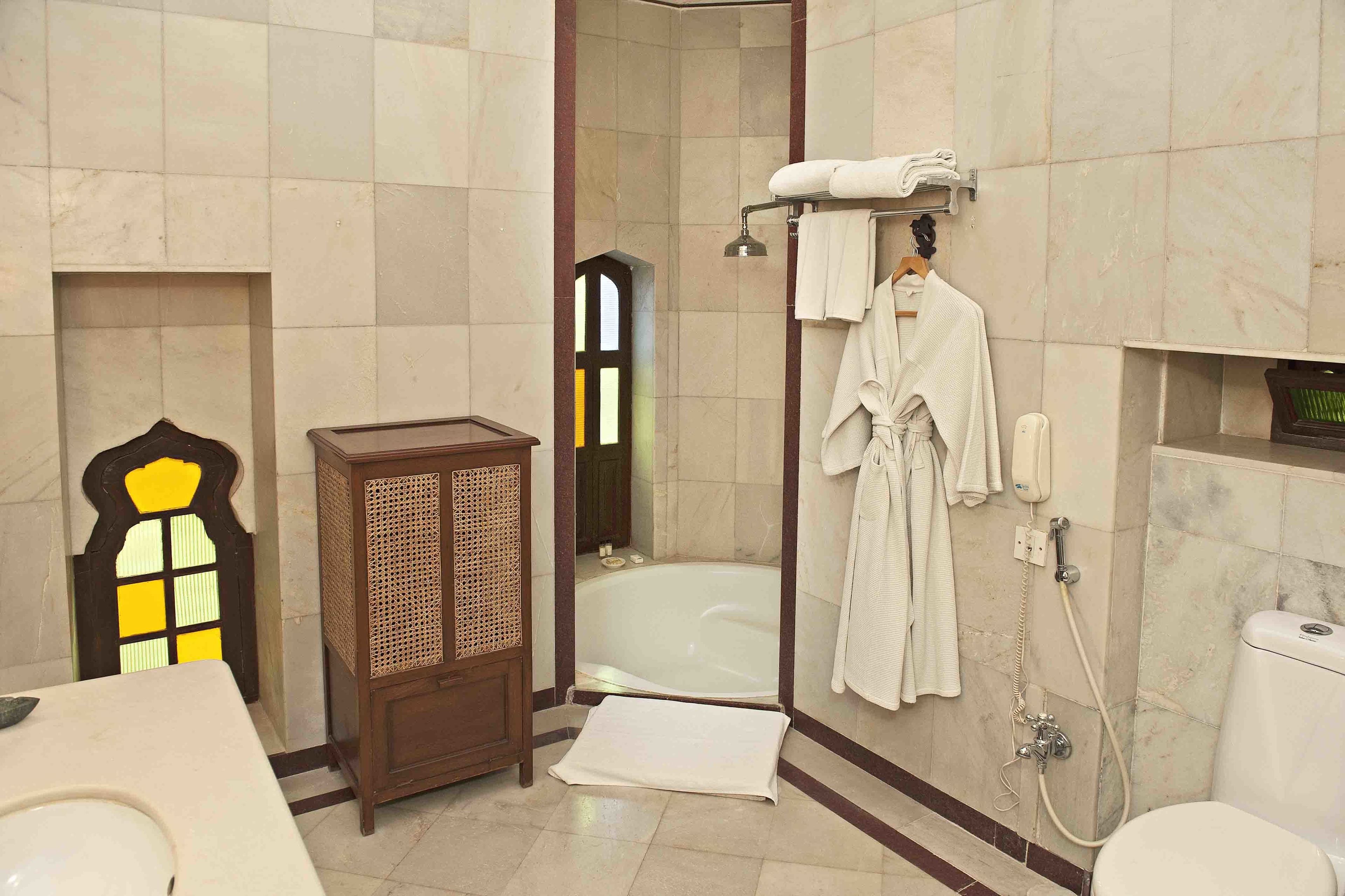 maharani suite | bathroom | combined shower/bathtub, free toiletries, hair dryer, slippers