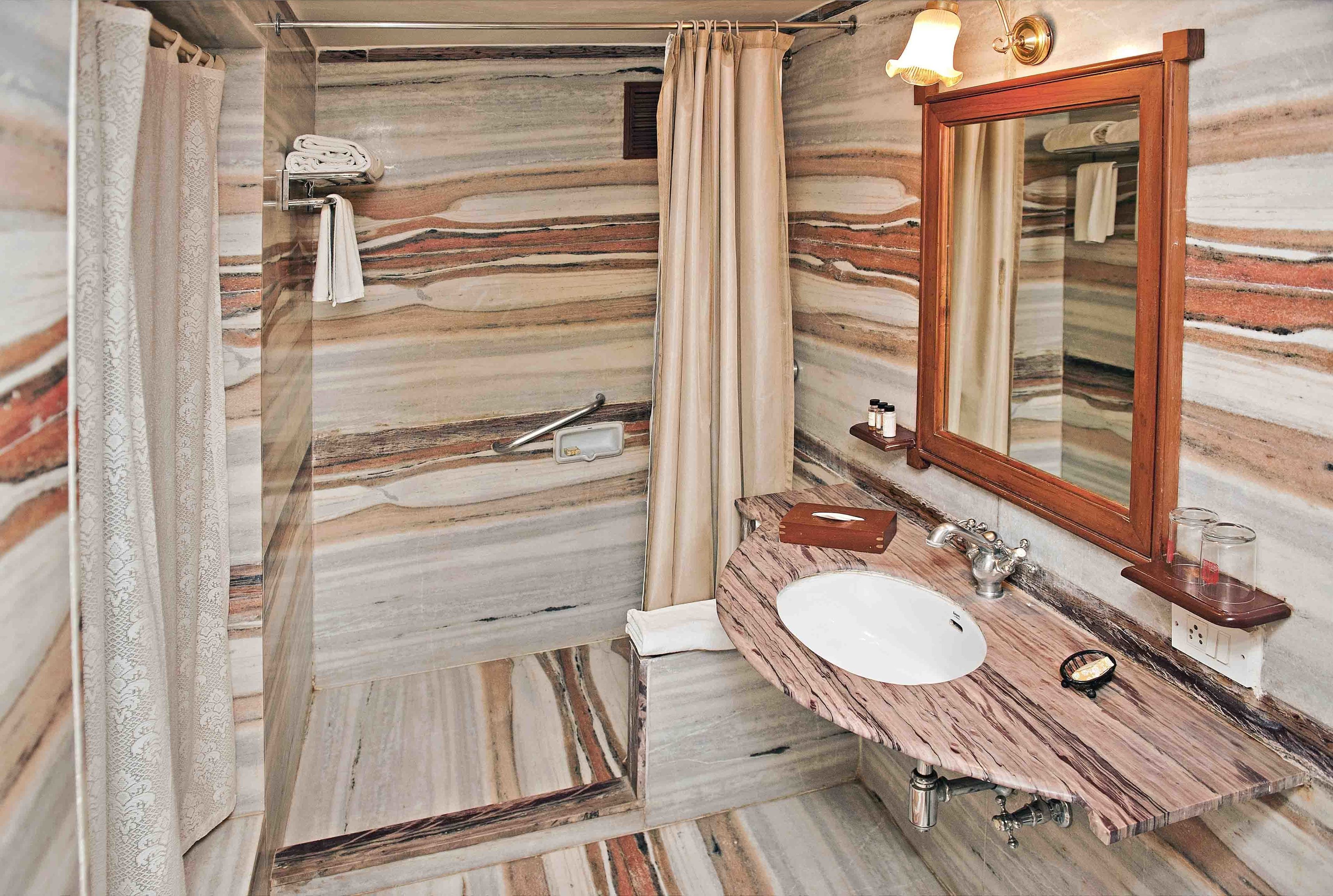 garden room | bathroom | combined shower/bathtub, free toiletries, hair dryer, slippers