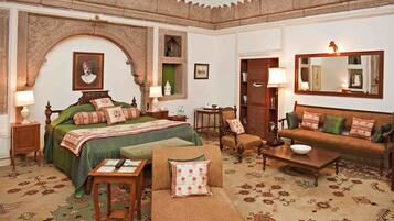 Suite, 1 King-Bett | Hochwertige Bettwaren, Daunenbettdecken, Pillowtop-Betten, Zimmersafe