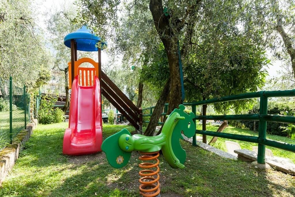 Ein Spielplatz mit Rutsche und Schaukel.