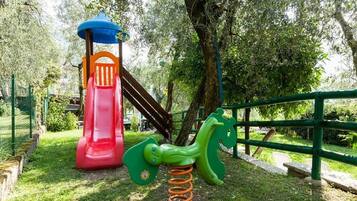Ein Spielplatz mit Rutsche und Schaukel.