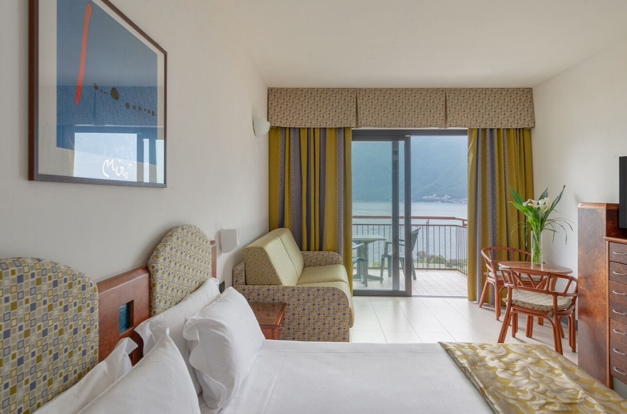 Doppia panoramica | Copriletto in piuma, minibar, una cassaforte in camera, una scrivania