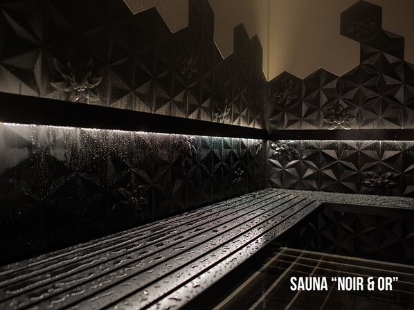 Una sauna con un revestimiento mural de diseño geométrico y un banco.