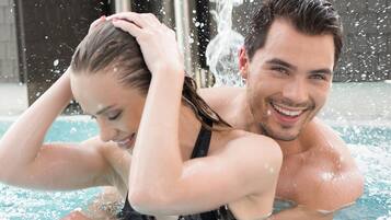 Innenpool, geöffnet von 10:00 Uhr bis 21:00 Uhr, Liegestühle