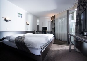 Executive Room | Down comforters, minibar, in-room safe, desk