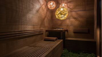 Un sauna avec des bancs en bois et des luminaires hexagonaux.
