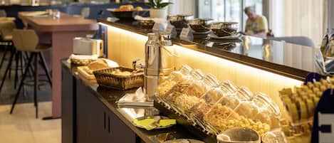 Dagelijks ontbijtbuffet (CHF 25.00 per persoon)