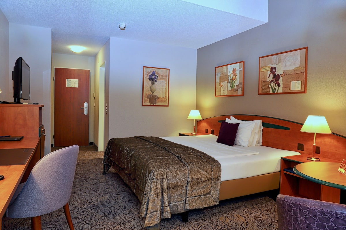 1 bedroom, premium bedding, minibar, in-room safe