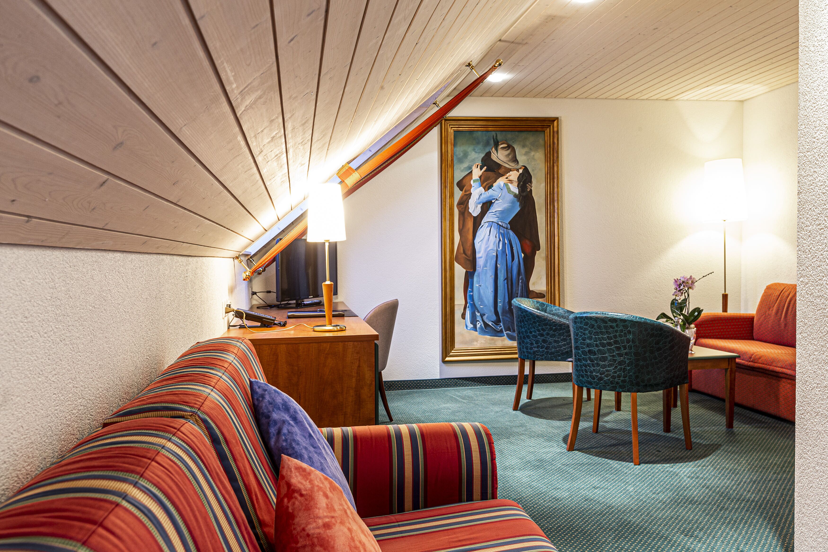 junior suite, non smoking | living area | flat-screen tv, offices