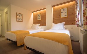 Apartamento, 1 quarto | Frigobar, individualmente decorados, ferros/tábuas de passar roupa