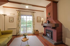 Apartamento, 1 quarto | Sala de estar | Lareira