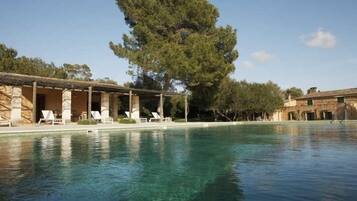 2 outdoor pools, pool loungers