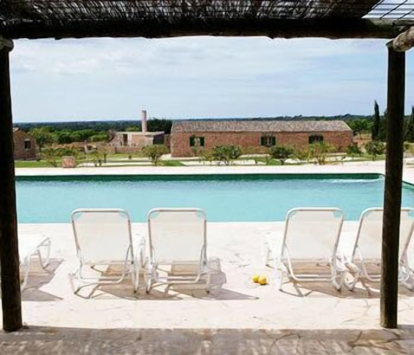 2 utendørsbassenger og solsenger