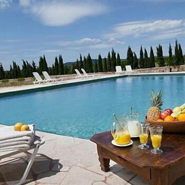 2 piscinas externas, espreguiçadeiras