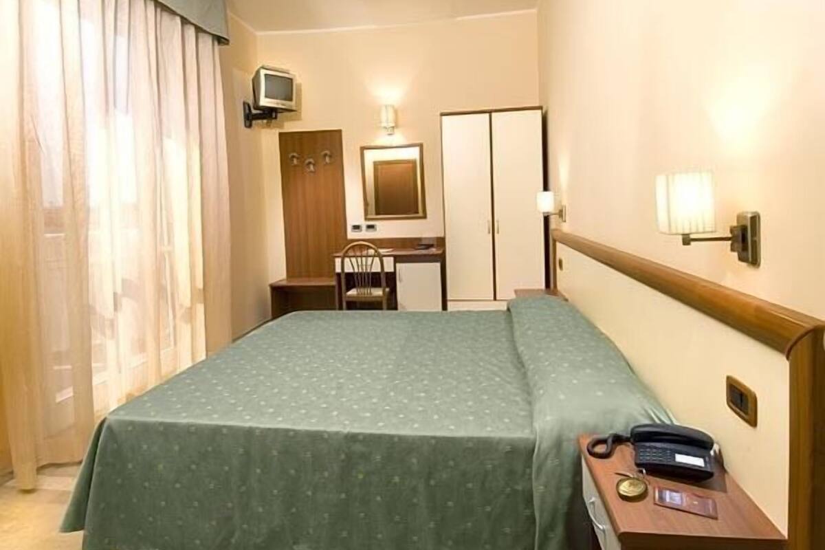 Minibar, caja de seguridad en la habitación y escritorio