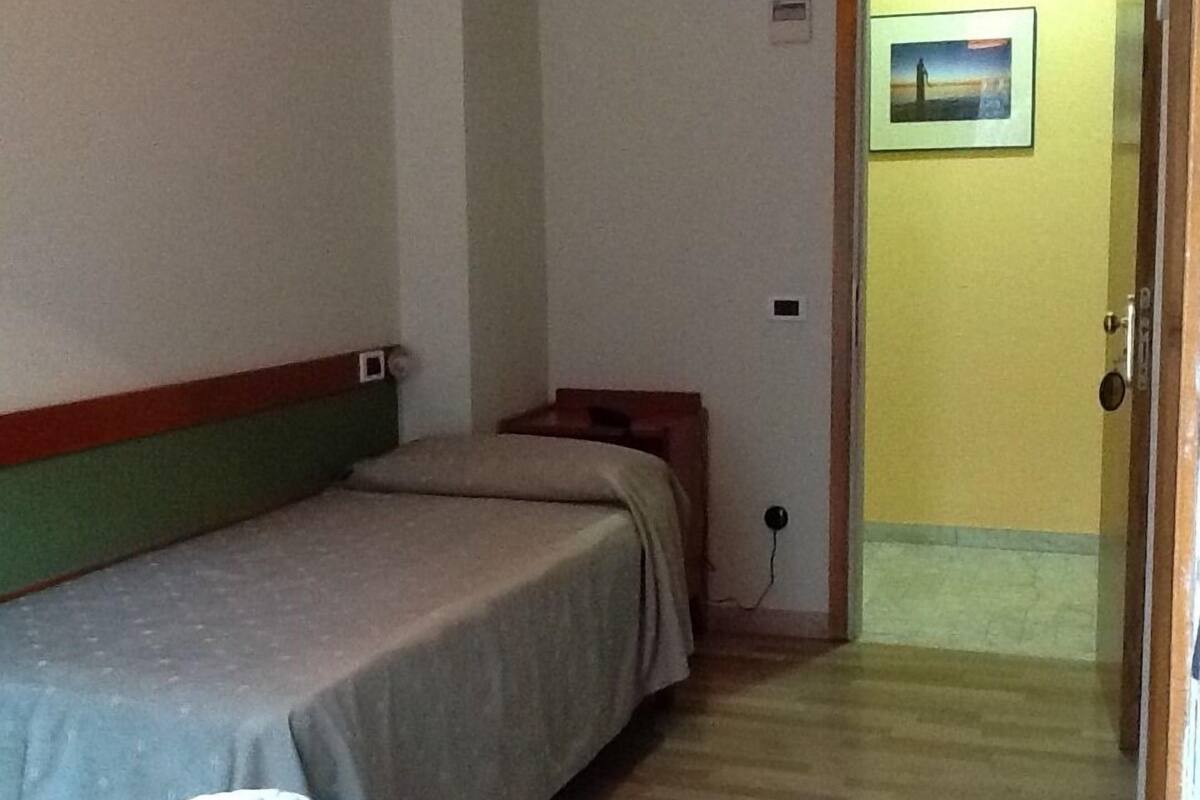 Minibar, caja de seguridad en la habitación y escritorio