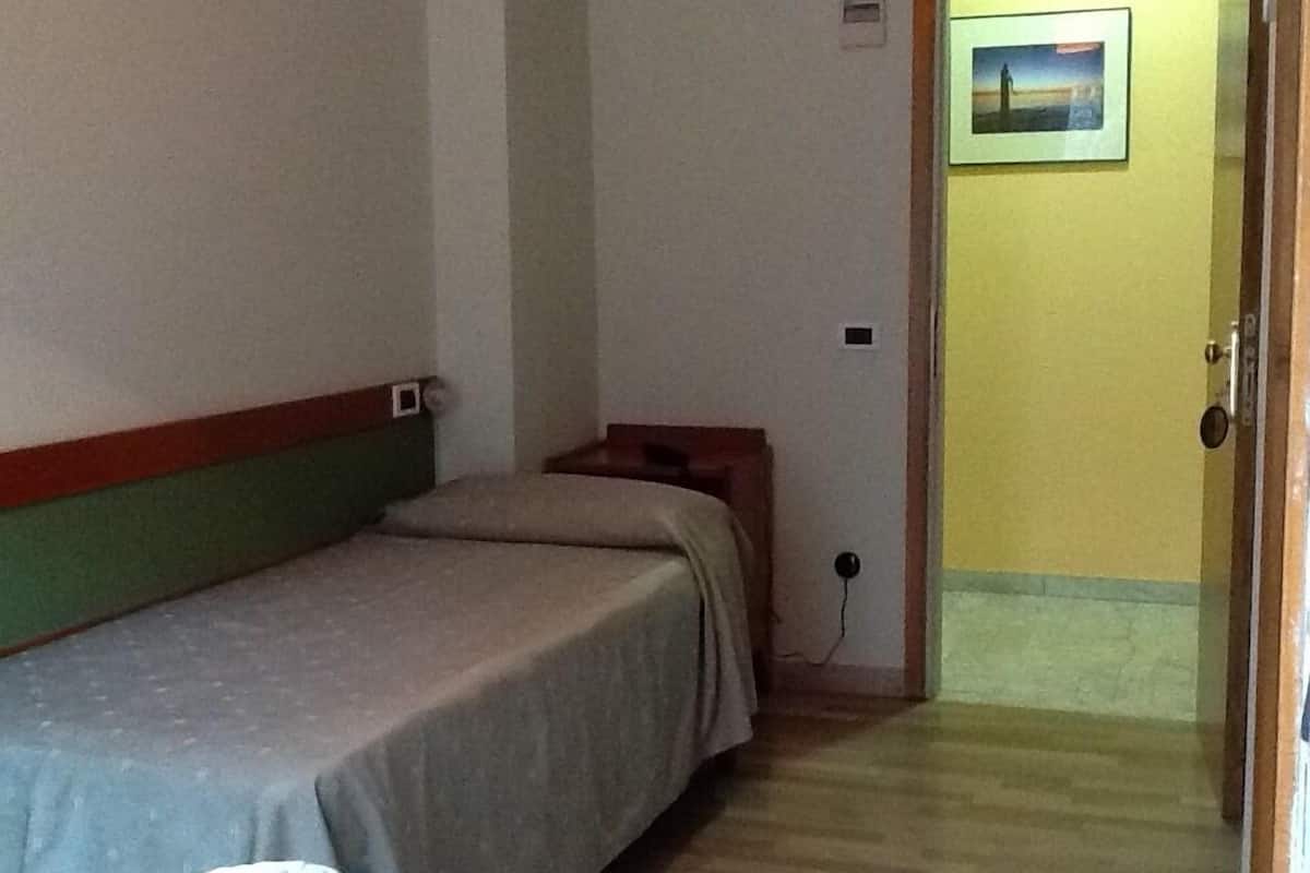 Eenpersoonskamer | Een minibar, een kluis op de kamer, een bureau, gratis babybedden
