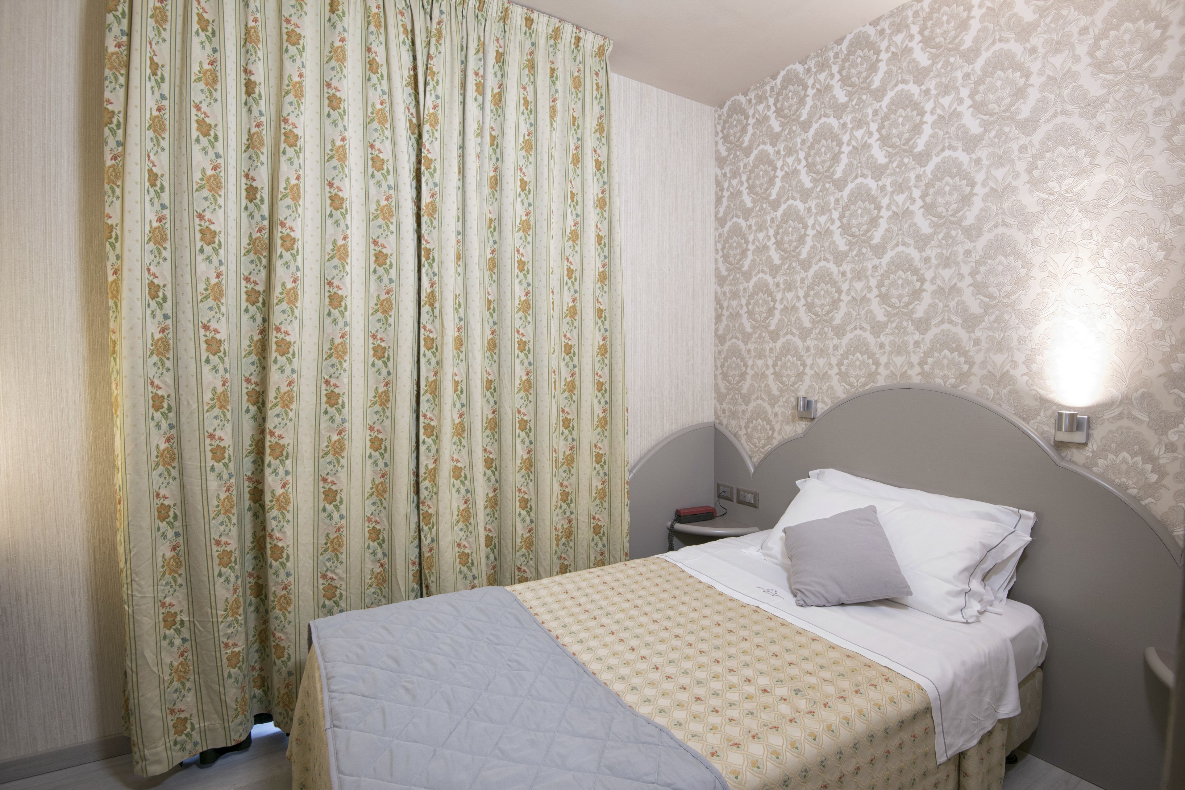 single room | minibar, in-room safe, desk, soundproofing