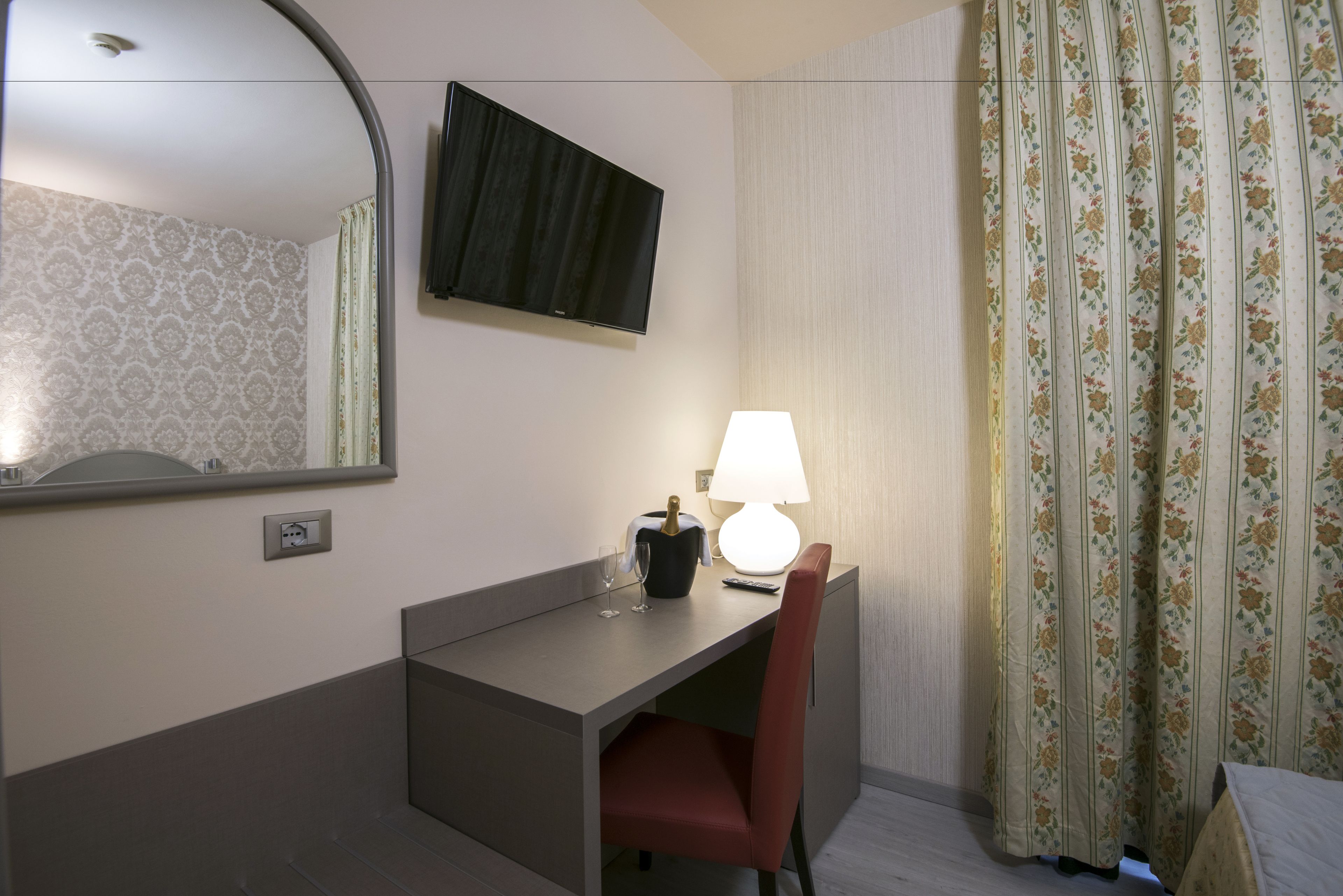 room, 1 double bed | minibar, in-room safe, desk, soundproofing