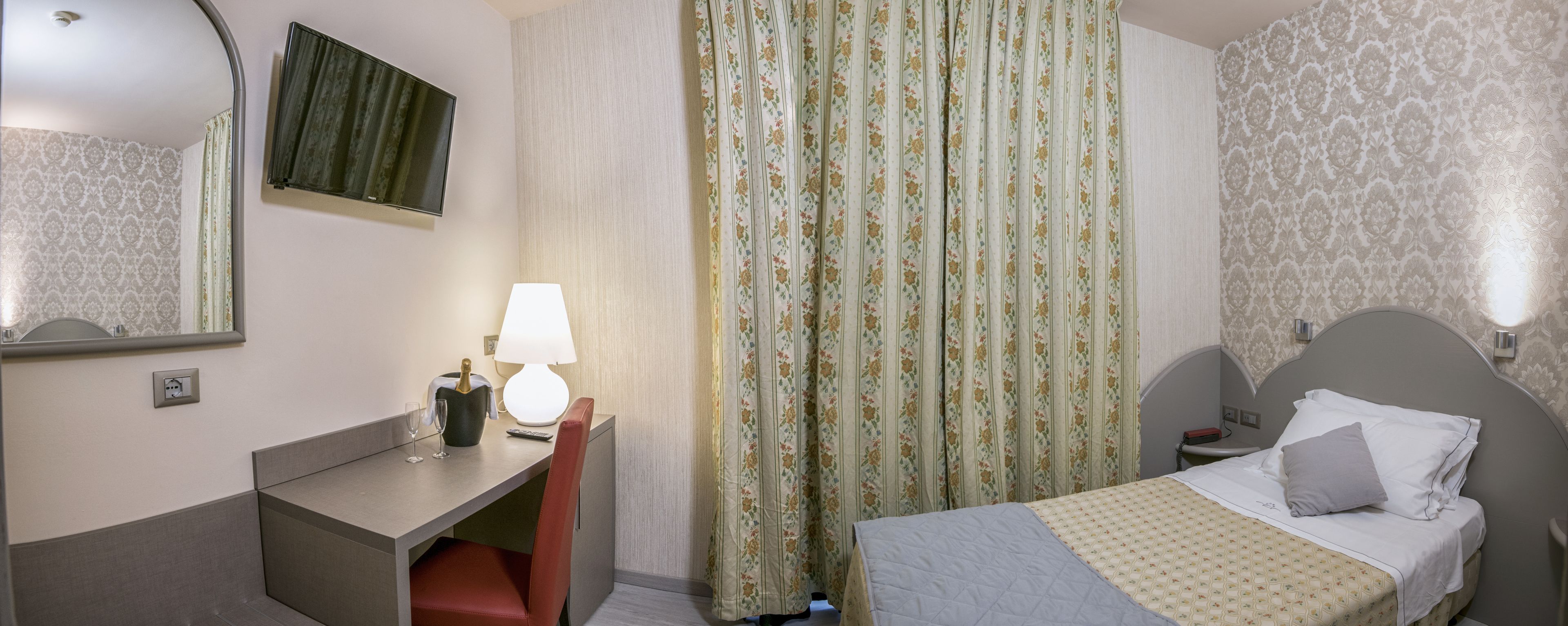 single room | minibar, in-room safe, desk, soundproofing