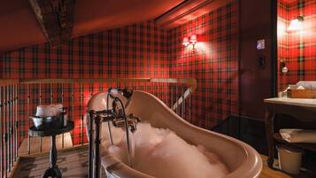 Exclusieve tweepersoonskamer | Badkamer | Gratis toiletartikelen, een haardroger, handdoeken